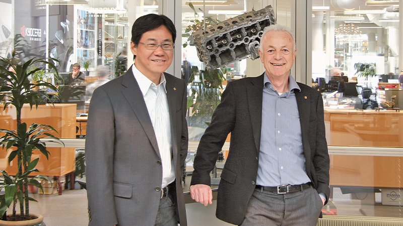The former and the following CEO are standing side by side in the office in Sunds